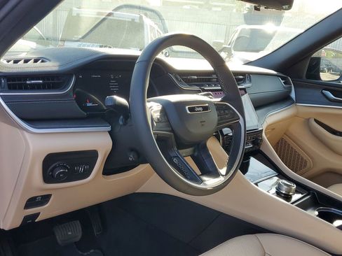 Used 2024 Jeep Grand Cherokee Limited w/ Luxury Tech Group II AWD/4WD image 16