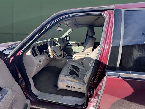 Used 2010 Lincoln Navigator image 26