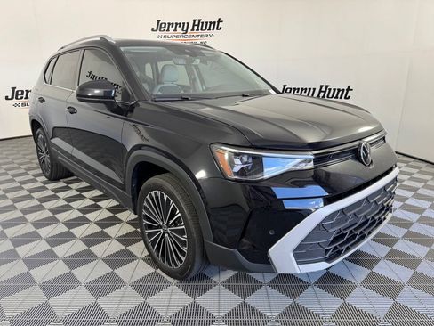Used 2025 Volkswagen Taos SE w/ Panoramic Sunroof Package FWD image 6