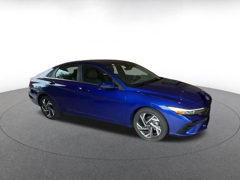 Used 2025 Hyundai Elantra SEL image 2