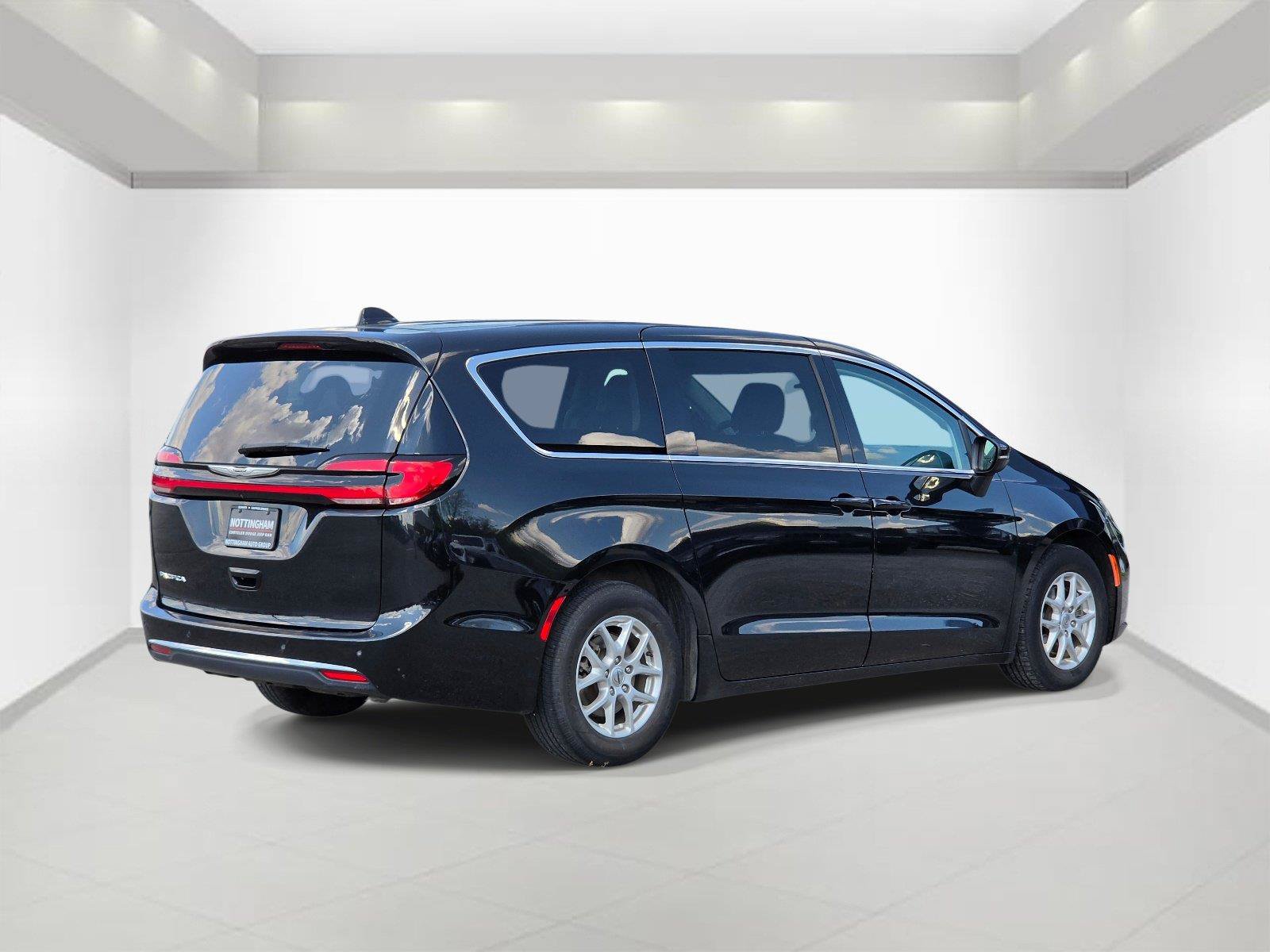 Used 2023 Chrysler Pacifica Touring-L FWD image 6
