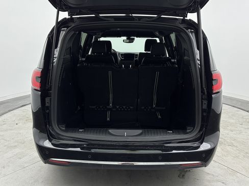 Used 2025 Chrysler Pacifica Select image 32