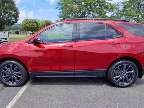 Certified 2022 Chevrolet Equinox RS w/ Infotainment Package image 5