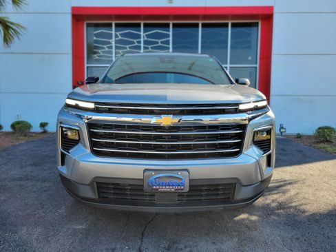 Used 2025 Chevrolet Traverse LT w/ Driver Confidence Package FWD image 2