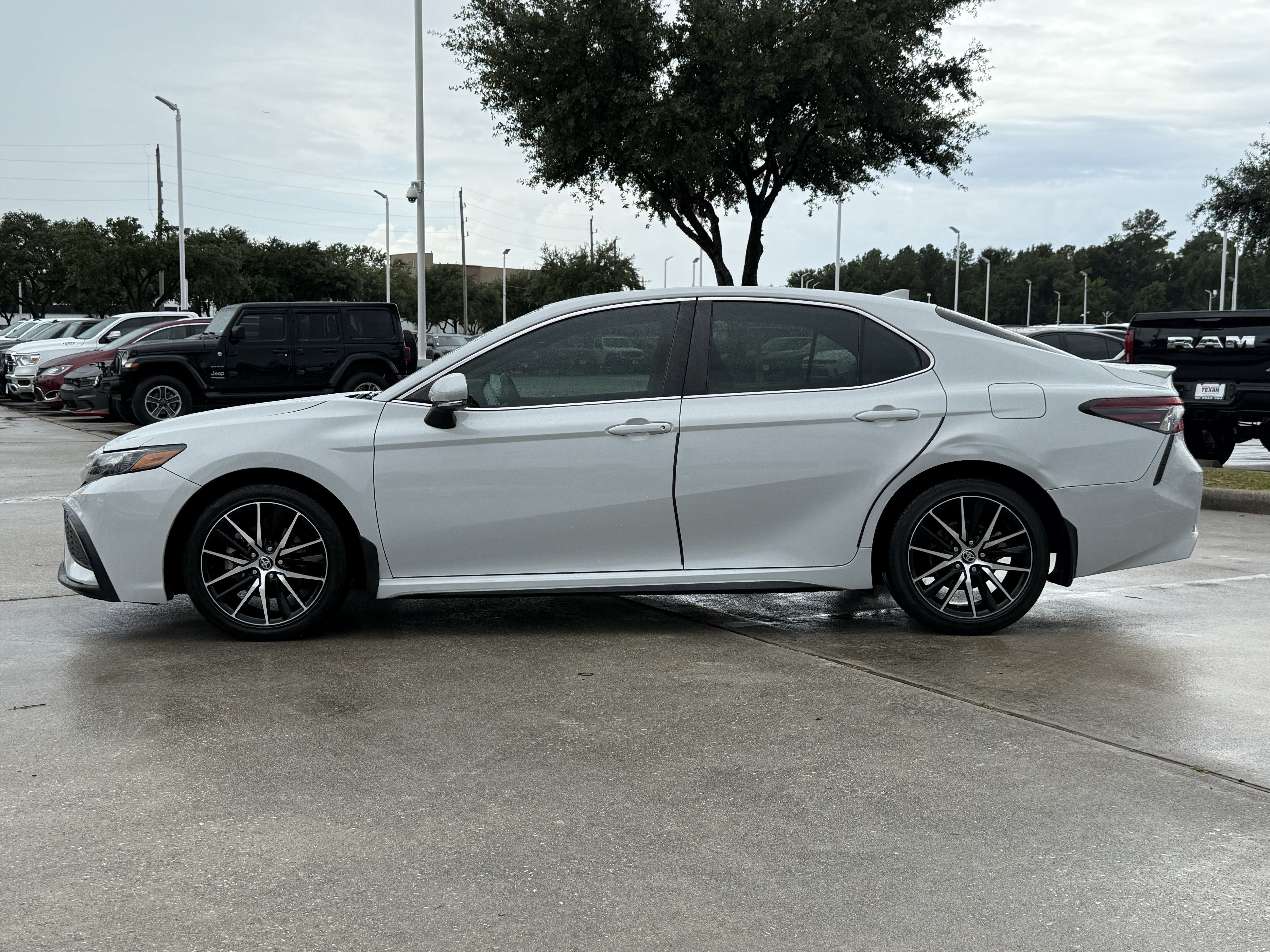 Used 2023 Toyota Camry SE FWD image 8