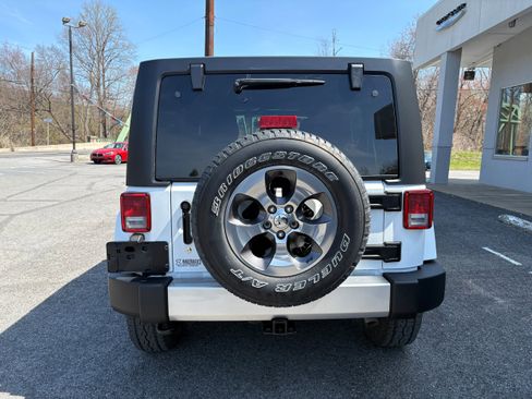 Certified 2017 Jeep Wrangler Unlimited Sahara w/ Connectivity Group image 9