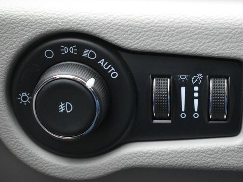 Used 2024 Chrysler Pacifica Touring-L image 18