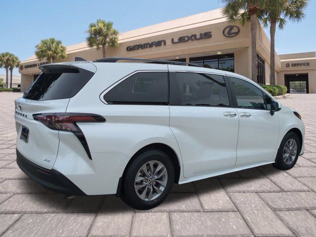 Used 2025 Toyota Sienna XLE w/ XLE Plus Package FWD image 4
