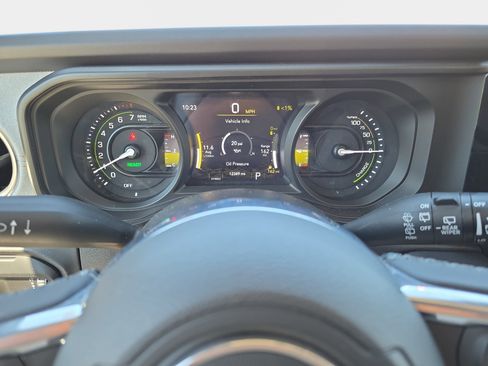 Used 2025 Jeep Wrangler Unlimited Sahara AWD/4WD image 17