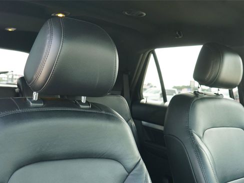 Used 2017 Ford Explorer XLT w/ Equipment Group 202A FWD image 30