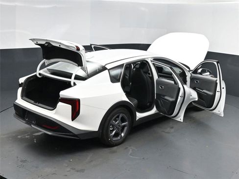 New 2025 Kia K4 LXS image 18