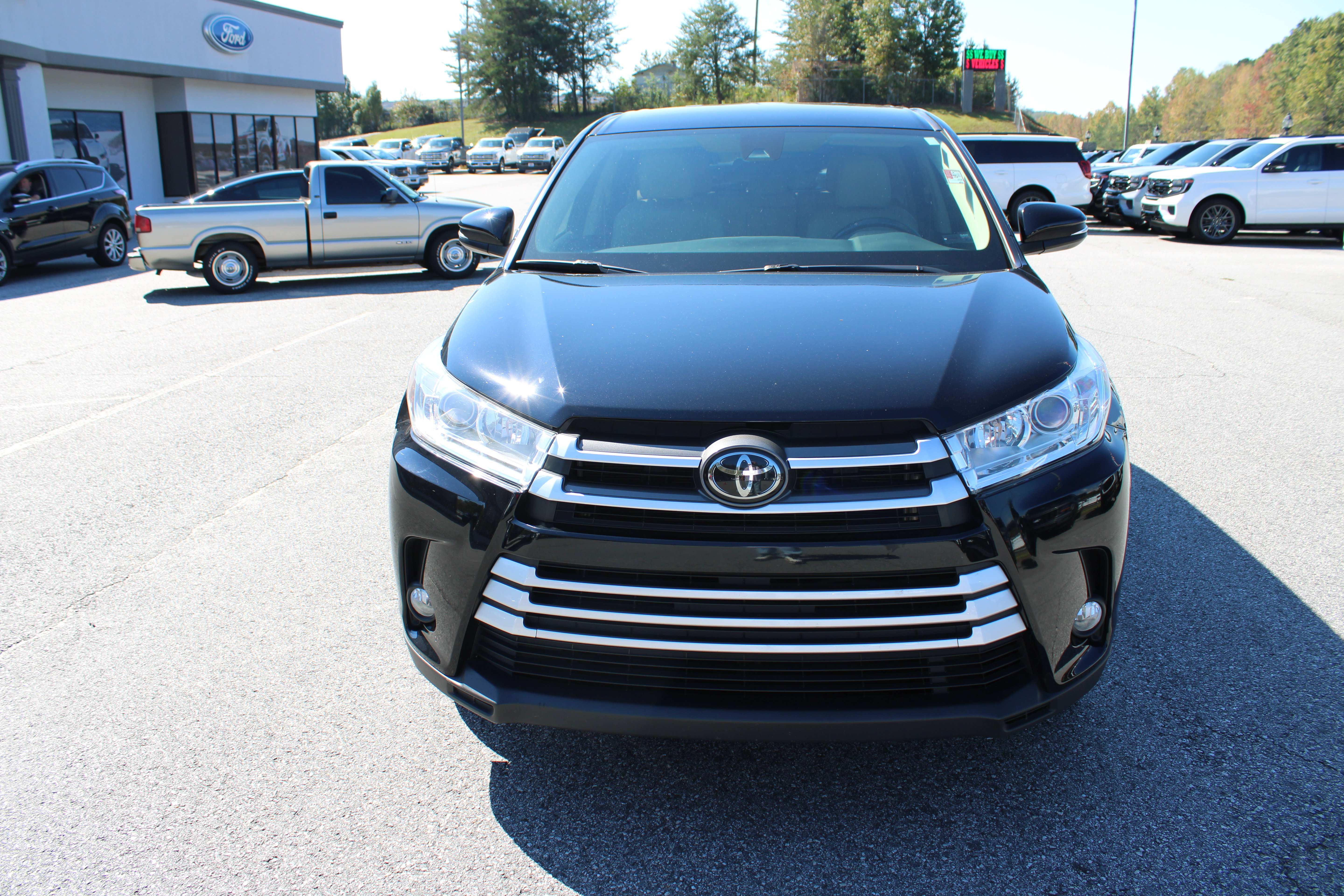 Used 2018 Toyota Highlander Plus FWD image 3