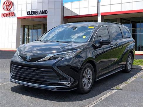 Used 2022 Toyota Sienna XLE w/ XLE Plus Package FWD image 4