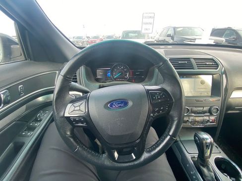 Used 2018 Ford Explorer XLT image 11