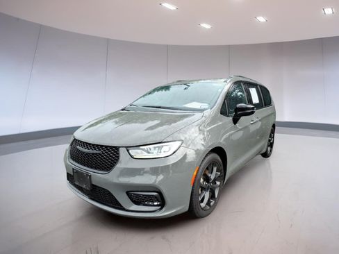 Used 2025 Chrysler Pacifica Limited FWD image 2