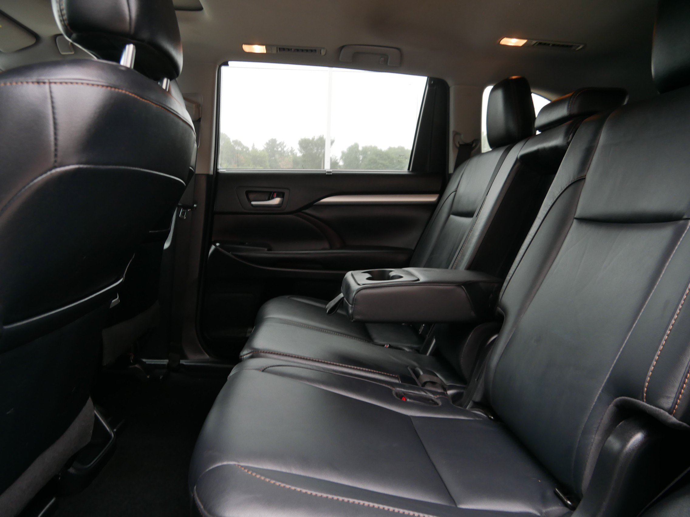 Used 2018 Toyota Highlander XLE w/ Carpet Mat Package (TMS) AWD/4WD image 7