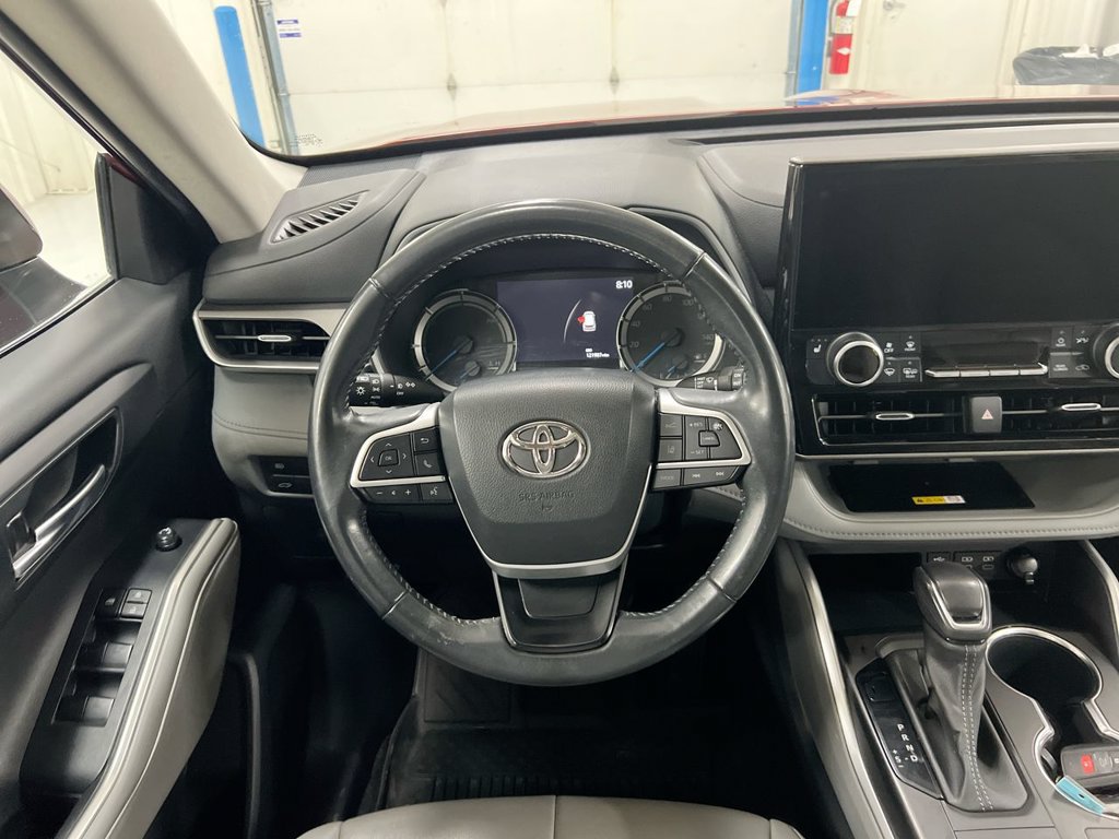 Used 2023 Toyota Highlander XLE AWD/4WD image 11