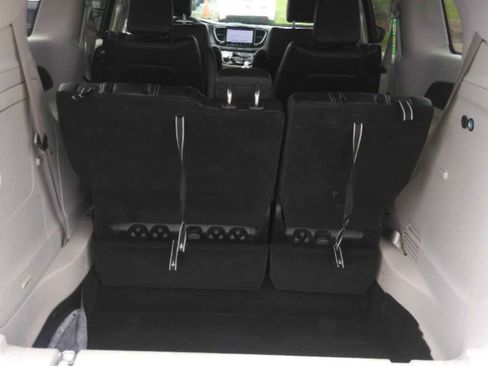 Used 2023 Chrysler Pacifica Touring-L FWD image 10