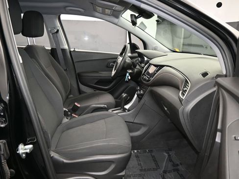 Used 2020 Chevrolet Trax LS image 32