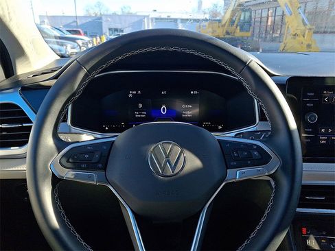 Certified 2025 Volkswagen Taos SE w/ Panoramic Sunroof Package image 19