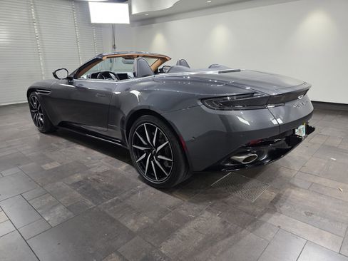 Used 2022 Aston Martin DB11 Volante RWD image 2