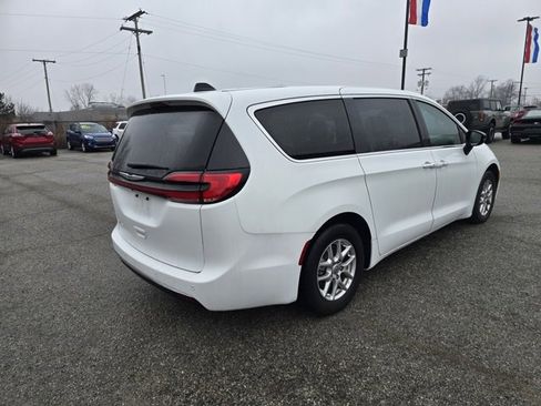 Used 2024 Chrysler Pacifica Touring-L image 3