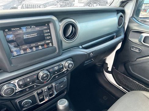 Used 2022 Jeep Gladiator Willys image 24