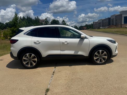 Used 2024 Ford Escape Platinum image 3