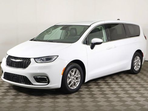 Used 2023 Chrysler Pacifica Touring-L FWD image 8