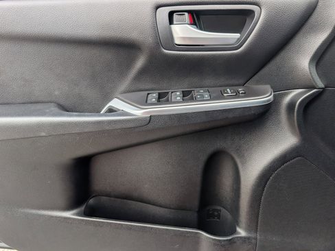 Used 2016 Toyota Camry SE w/ Moonroof Package image 14