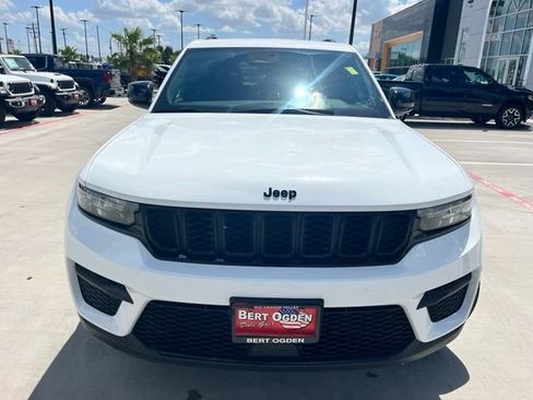 Used 2025 Jeep Grand Cherokee Altitude RWD image 2