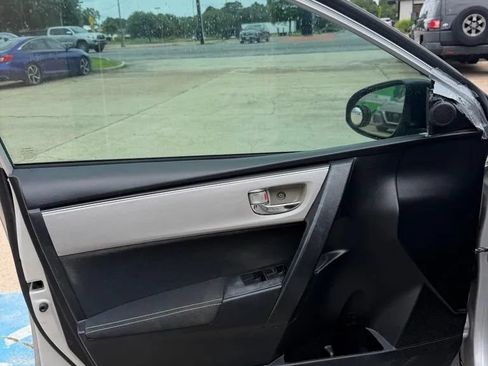 Used 2018 Toyota Corolla LE FWD image 12