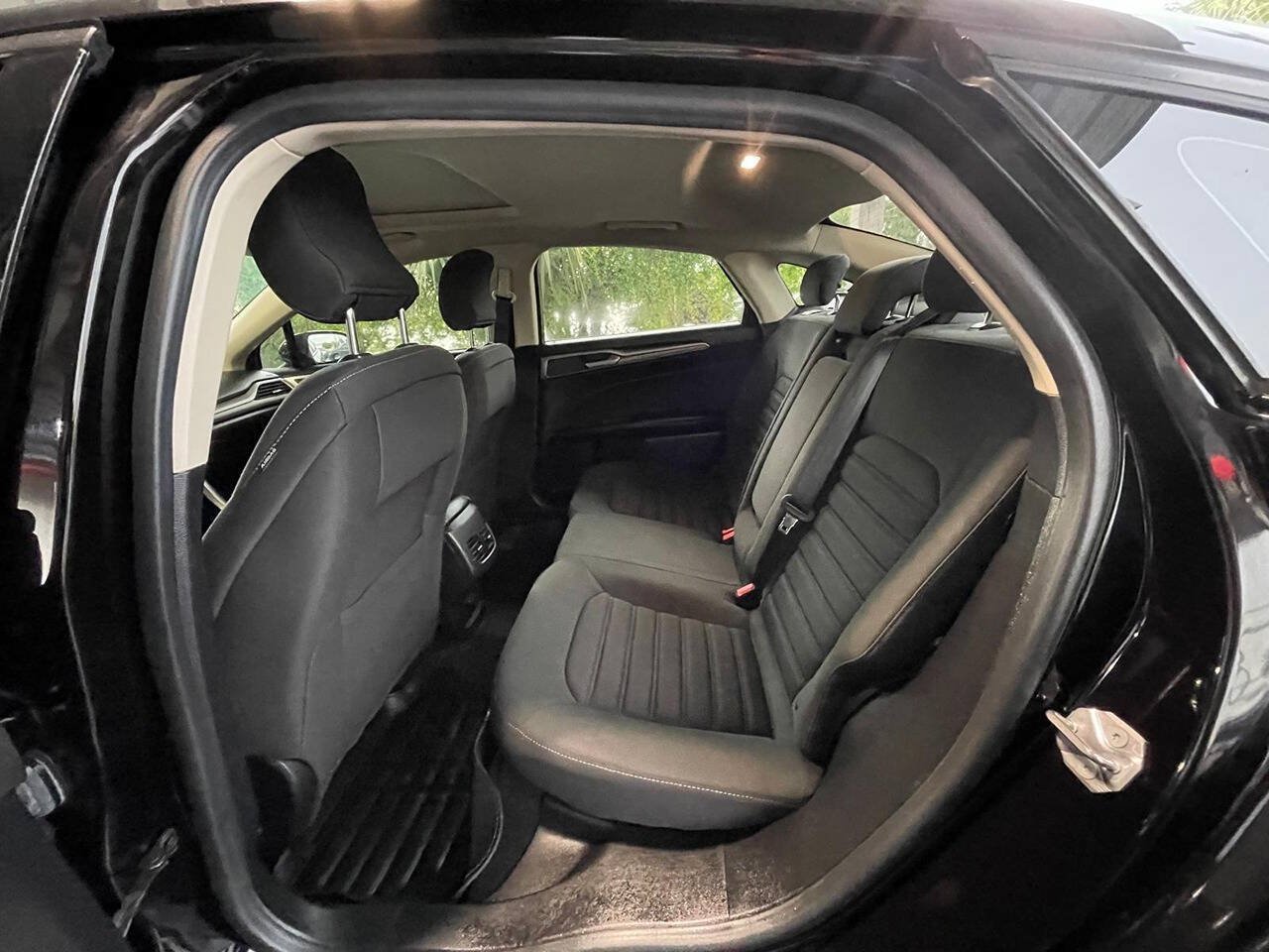 Used 2019 Ford Fusion SE FWD image 10