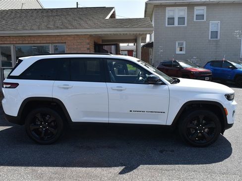 Used 2023 Jeep Grand Cherokee Altitude image 2