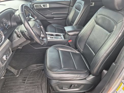 Used 2020 Ford Explorer XLT w/ Equipment Group 202A AWD/4WD image 16