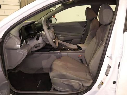 Used 2024 Hyundai Elantra SE FWD image 12