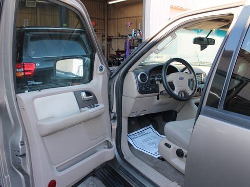 Used 2003 Ford Expedition XLT image 19