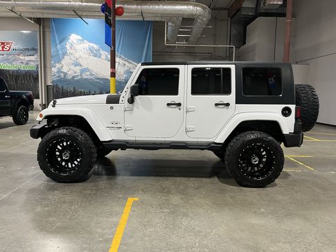 Used 2018 Jeep Wrangler Unlimited Sahara image 2