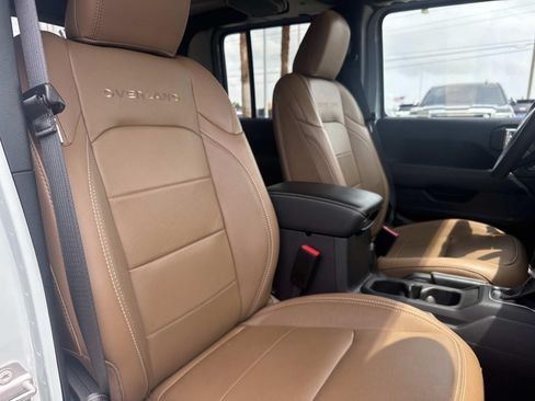 Used 2023 Jeep Gladiator Overland w/ Popular Equipment Package AWD/4WD image 11