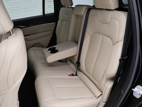 Used 2025 Jeep Grand Cherokee Limited AWD/4WD image 11
