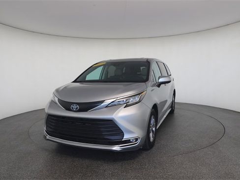 Used 2023 Toyota Sienna XLE image 33