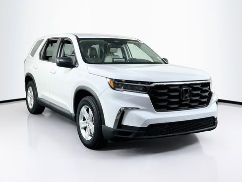 Used 2023 Honda Pilot LX image 3