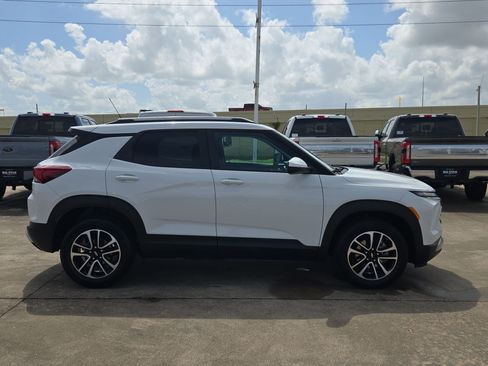 Used 2025 Chevrolet TrailBlazer LT AWD/4WD image 2