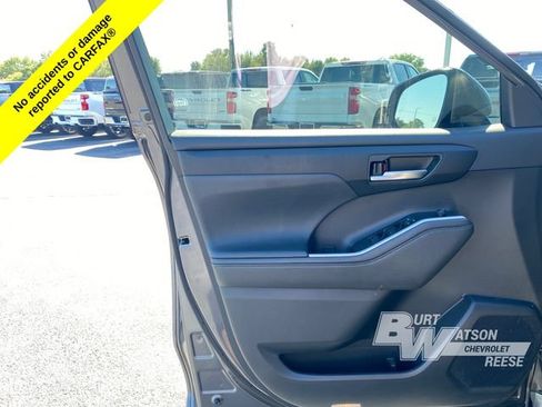 Used 2021 Toyota Highlander XLE AWD/4WD image 15