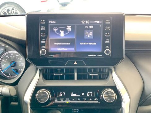 Used 2022 Toyota Venza XLE image 16