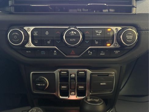 Used 2025 Jeep Wrangler Unlimited Sahara w/ Safety Group AWD/4WD image 24