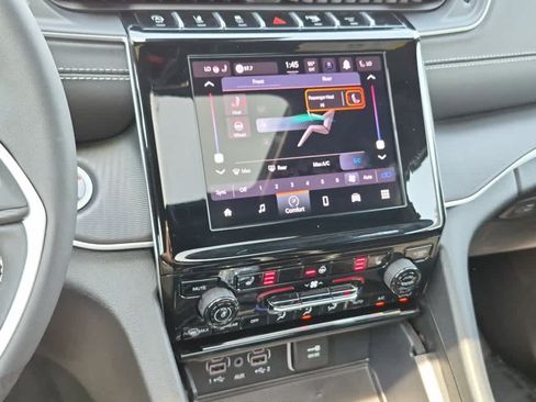 Used 2025 Jeep Grand Cherokee L Altitude AWD/4WD image 15