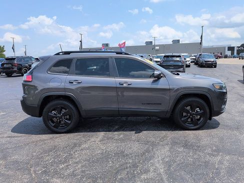 Used 2021 Jeep Cherokee Latitude Plus AWD/4WD image 2