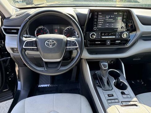 Used 2022 Toyota Highlander LE AWD/4WD image 17