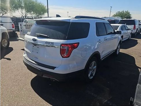 Used 2018 Ford Explorer XLT FWD image 3